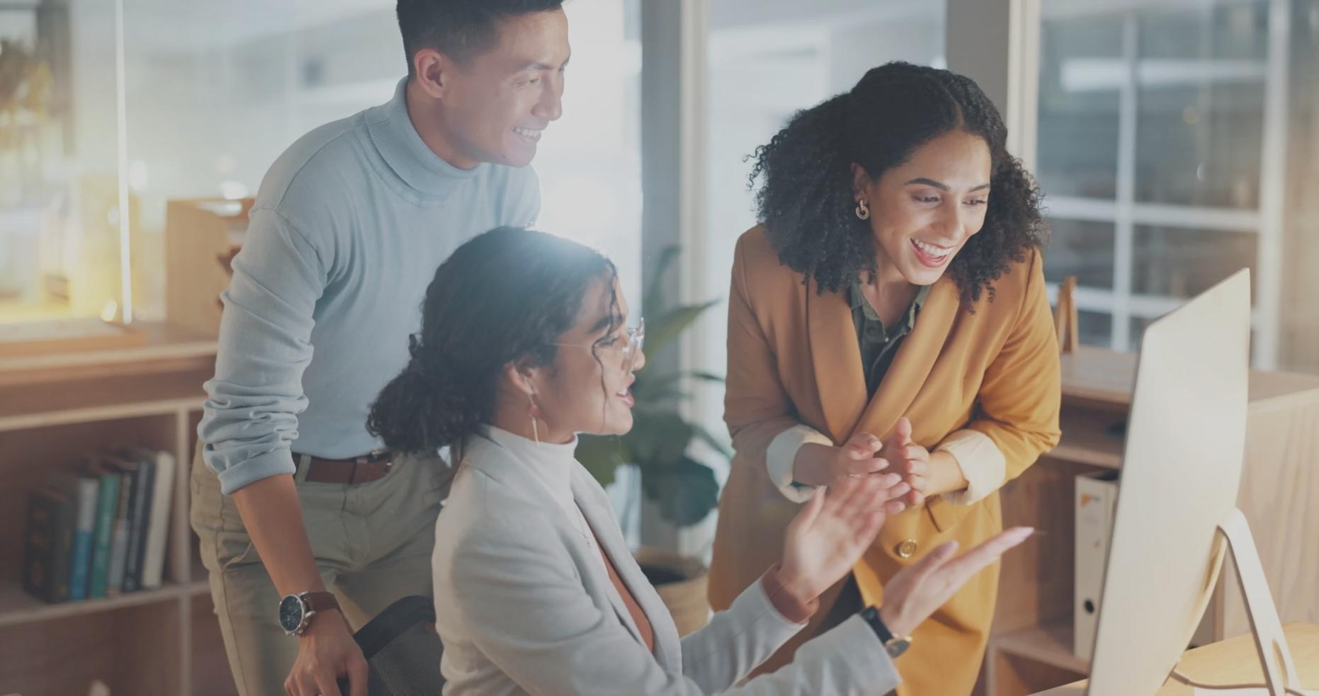 Équipe de consultation en responsabilité financière travaillant sur des stratégies de gestion